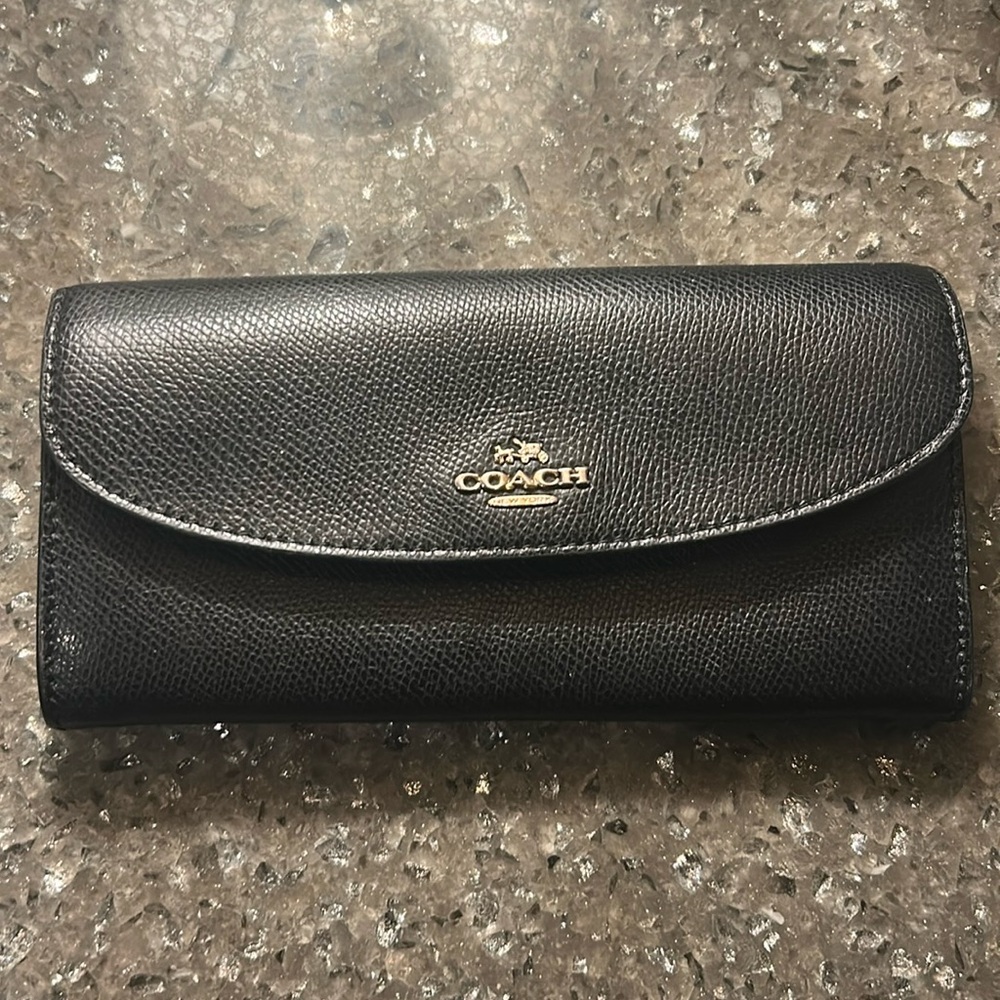 Women’s Coach wallet in very good shape.